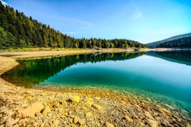 Dağlarda güzel bir göl. HDR Resmi (Yüksek Dinamik Aralık).