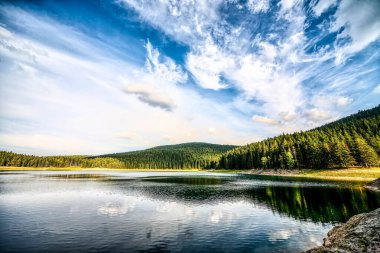 Dağlarda güzel bir göl. HDR Resmi (Yüksek Dinamik Aralık).