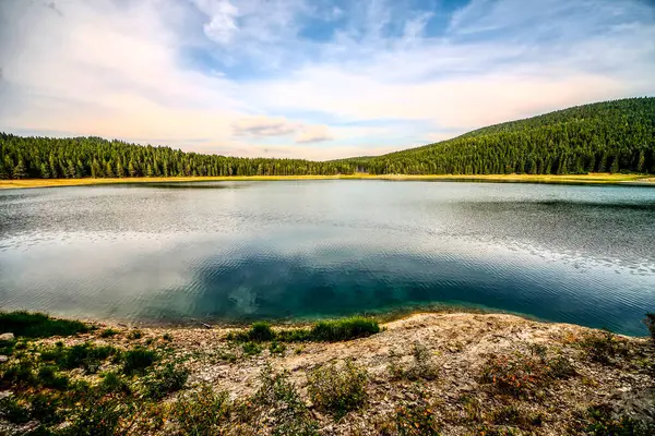 Dağlarda güzel bir göl. HDR Resmi (Yüksek Dinamik Aralık).