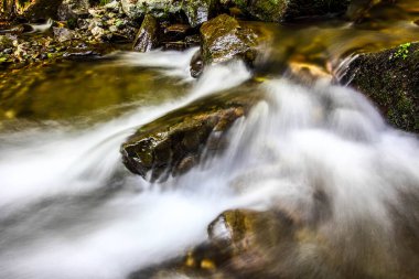 Büyük taşları olan güzel bir dağ deresi. HDR Resmi (Yüksek Dinamik Aralık).