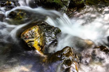 Büyük taşları olan güzel bir dağ deresi. HDR Resmi (Yüksek Dinamik Aralık).