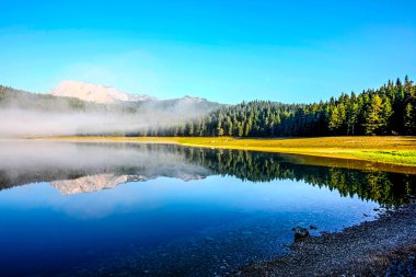 Bir dağ gölünde sabah. Karadağ 'ın Durmitor Dağı' ndaki Kara Göl manzarası. HDR Resmi (Yüksek Dinamik Aralık).