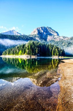 Bir dağ gölünde sabah. Karadağ 'ın Durmitor Dağı' ndaki Kara Göl manzarası. HDR Resmi (Yüksek Dinamik Aralık).