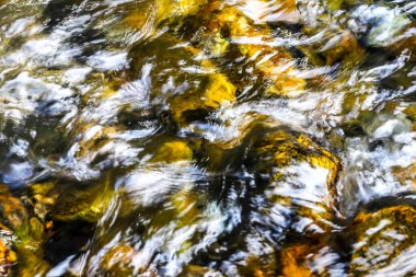 Nehir suyunda güzel yansımalar. Soyutlamalar. HDR Resmi (Yüksek Dinamik Aralık).