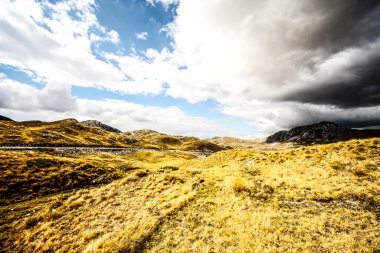 Dağ manzarası. Sonbaharda güzel dağ manzarası. HDR Resmi (Yüksek Dinamik Aralık).