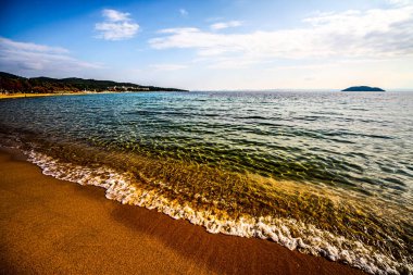 Kumsaldaki deniz taşları. Deniz manzarası. HDR Resmi (Yüksek Dinamik Aralık).