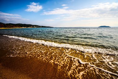 Kumsaldaki deniz taşları. Deniz manzarası. HDR Resmi (Yüksek Dinamik Aralık).
