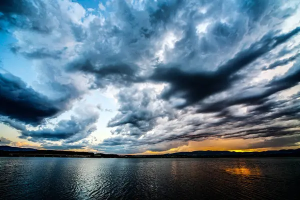 Захід Сонця Штормовими Хмарами Над Озером Буря Озері Hdr Зображення Ліцензійні Стокові Зображення