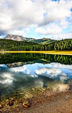 Dağ manzarası. Sonbaharda güzel dağ manzarası. HDR Resmi (Yüksek Dinamik Aralık).