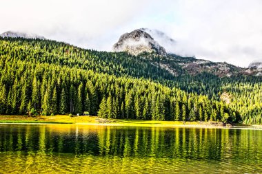 Dağ manzarası. Sonbaharda güzel dağ manzarası. HDR Resmi (Yüksek Dinamik Aralık).