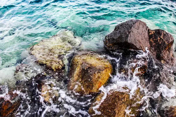 Kumsaldaki deniz taşları. Deniz manzarası. HDR Resmi (Yüksek Dinamik Aralık).