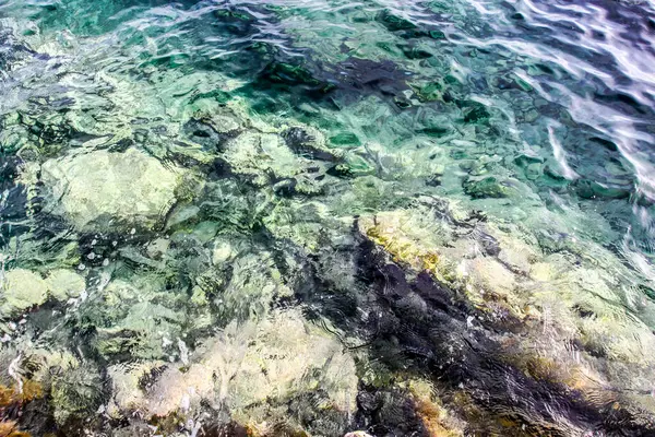 砂浜の海岸にある石 海の風景 Hdr イメージ ダイナミック レンジ ロイヤリティフリーのストック画像