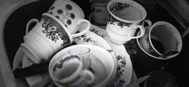 Siyah beyaz bir fotoğraf, kirli tabaklar, ışığın farklı açıları.