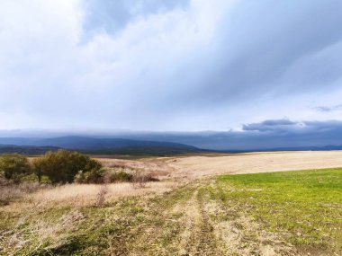 Steppe manzarası, muhteşem manzara, güzel bulutlar.