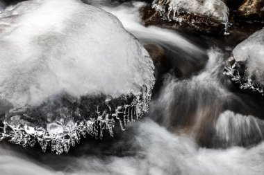 Taşların üzerindeki buzlar, bir dereyi ya da nehri çevreleyen, kış atmosferi, soğuk kış sabahları, çok soğuk hava