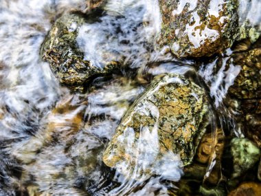 Sudaki taş harika soyutlamalar yapıyor.