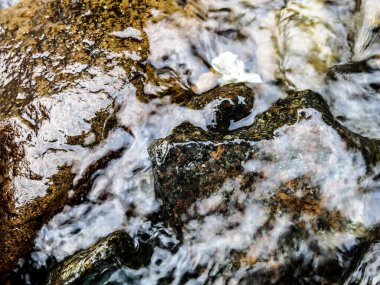 Sudaki taş harika soyutlamalar yapıyor.