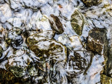 Sudaki taş harika soyutlamalar yapıyor.
