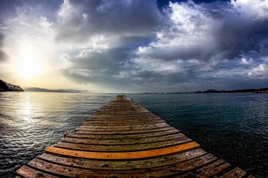 Deniz kıyısında sabah güneşinin doğuşu harika deniz suyuyla