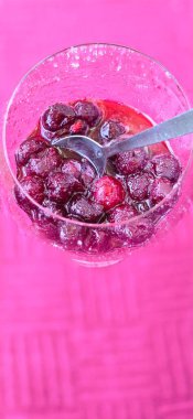 Bir bardakta şekerlemeli kiraz, dekorasyon.