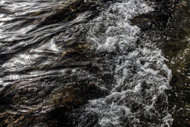 Kumsaldaki deniz taşları. Deniz manzarası. 