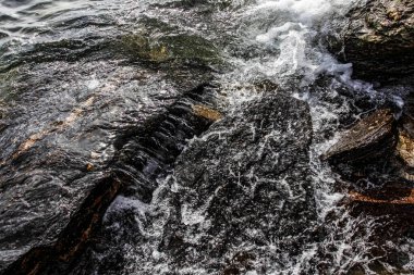 Kumsaldaki deniz taşları. Deniz manzarası. 