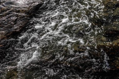 Kumsaldaki deniz taşları. Deniz manzarası. 