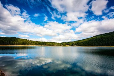 Dağ göllerinin yumuşak sularında yansıma
