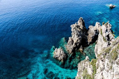 Deniz taşları. Deniz manzarası. HDR Resmi (Yüksek Dinamik Aralık).