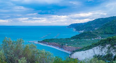 Vignanotica sahilinin havadan görünüşü, gargano, puglia