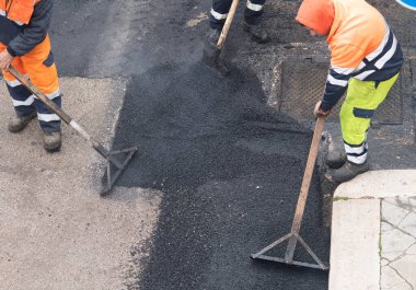 Asphalting fayans ustası makine sırasında Road works onarımı sokak üzerinde çalışan