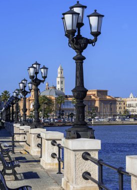 Bari, İtalya - 12 Ağustos 2016: Güney İtalya 'da Puglia' nın başkenti Bari 'nin sahil şeridinde turistler.