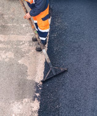 Asphalting fayans ustası makine sırasında Road works onarımı sokak üzerinde çalışan