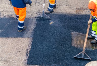 Asphalting fayans ustası makine sırasında Road works onarımı sokak üzerinde çalışan