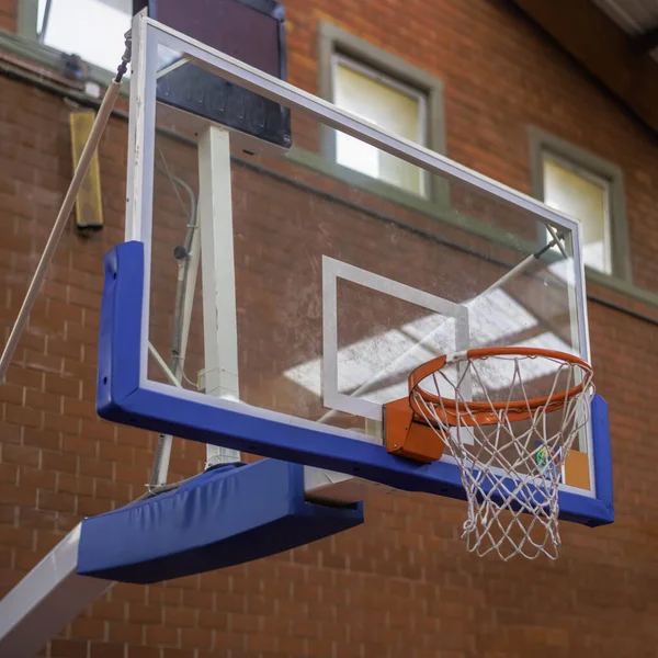 Spor kampüsünün bahçesinde yüzüğü olan basketbol kalkanı..