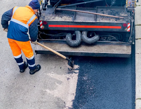 Trabalhador Máquina Paver Asfalto Durante Obras Reparação Road Street Foco Imagens Royalty-Free