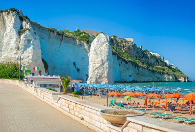 Vieste Gargano. Apulia Puglia İtalya. Monolith Pizzomunno ve plaj