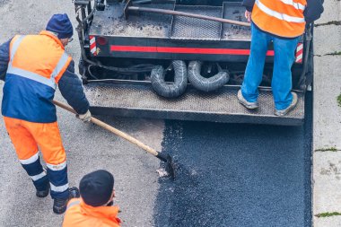 yakın çekim ayrıntılarını sanayî makinaları asfalt, asfalt yol yüzeyi üzerinde katman sıcak asfalt ile karıştırma ile çalışma