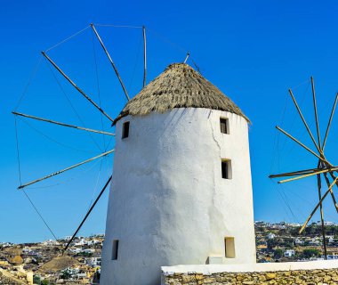 Yunanistan 'ın Mykonos kentindeki bazı ünlü yel değirmenlerinin arkasından manzara