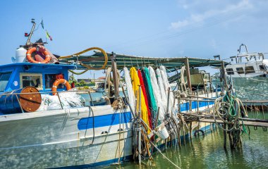 Apulia 'daki Lesina ve Varano göllerinde balık avlamak için uygun konteynır olarak sarı ve kırmızı renkte balık ağları kullanılıyor. İtalya 