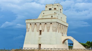 Sahil kulesi savunması ve Adriyatik kıyısında, Gargano - Torre Mileto, Puglia. İTALYA