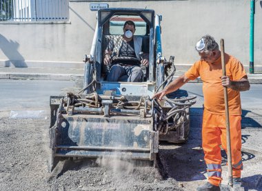 İşçi, Milling 'in ilerlemesini kontrol ediyor