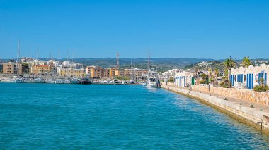 Vieste, İtalya - 4 Temmuz 2022: Vieste limanına giden bir feribottan bakmak. Gargano 'nun Promontory' si, Foggia