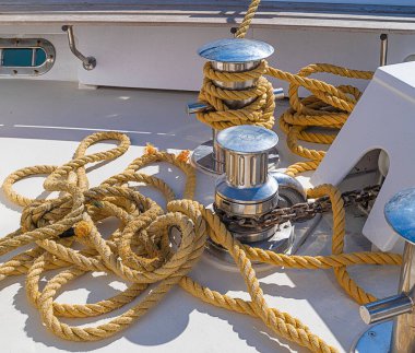 Bir feribotun çapa vinç mekanizmasındaki paslanmaz çelik tutacakların üzerinde örülmüş halat.