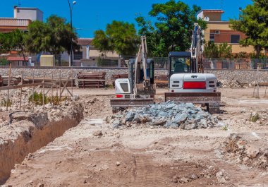 İnşaat alanında çekiçli bir kazıcı.