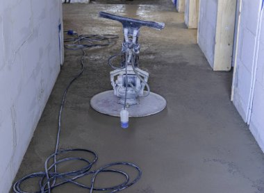 Seviyelendirme için dönen bir disk ile bir makine tarafından vidalanan yarı kuru zemini çarpma ve öğütme.