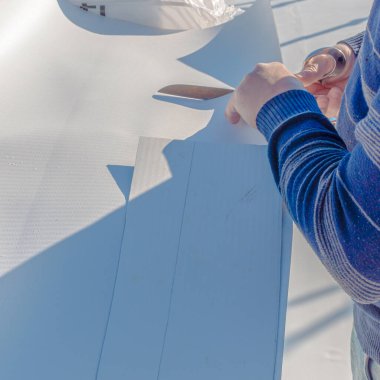 İşçi PVC membranları monte etme konusunda uzmanlaşmış, suya dayanıklı sistem kurma sürecinde TPO