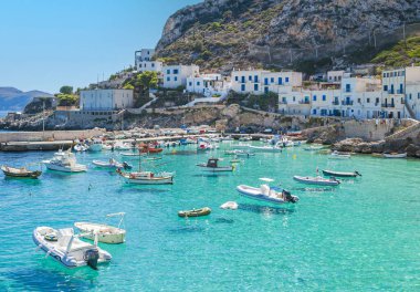 Levanzo 'nun Akdeniz' deki Egadi Adaları 'ndaki liman adasının manzarası