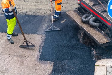 Road Street tamirat sırasında kaldırım taşıma makinesinde çalışan bir işçi. Seçici odak