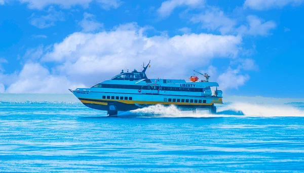 Barca Aliscafo Corre Tutta Velocità Sulle Onde Del Mare — Foto Stock